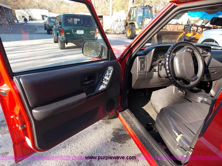 image for item J2698 1999 Jeep Cherokee Sport SUV