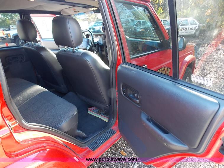 image for item J2698 1999 Jeep Cherokee Sport SUV