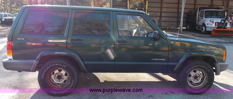 image for item J2699 1999 Jeep Cherokee Sport SUV