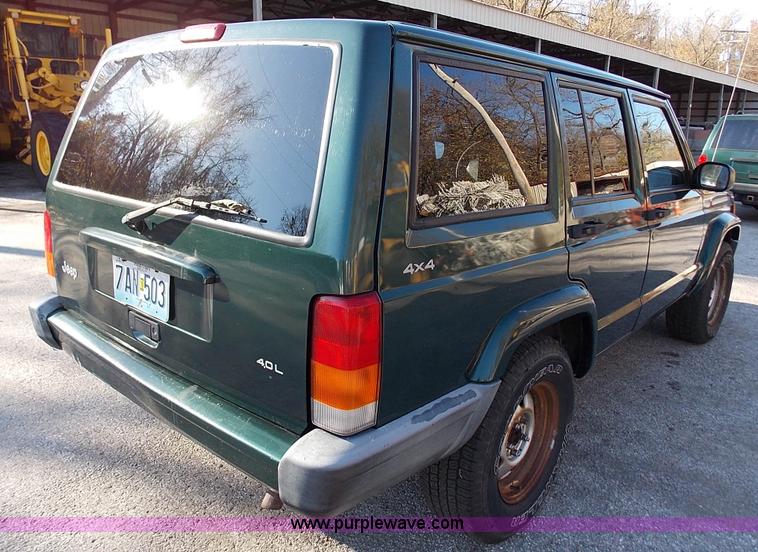 image for item J2699 1999 Jeep Cherokee Sport SUV