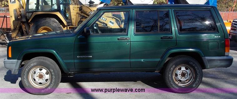 image for item J2699 1999 Jeep Cherokee Sport SUV