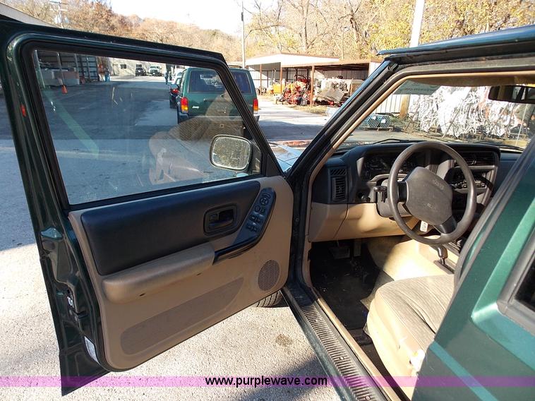 image for item J2699 1999 Jeep Cherokee Sport SUV