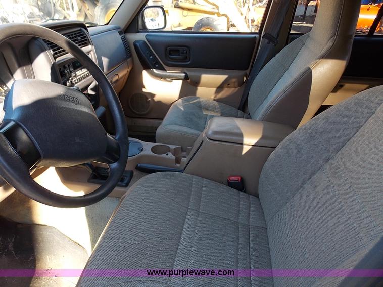 image for item J2699 1999 Jeep Cherokee Sport SUV