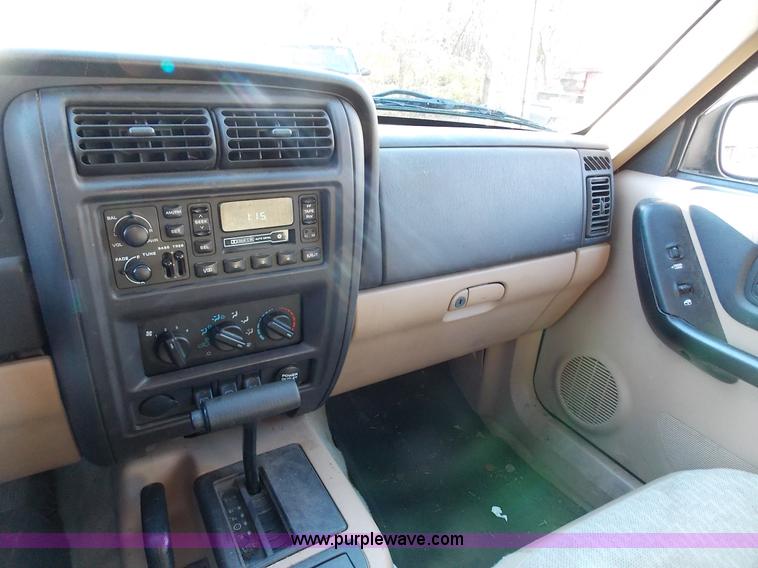 image for item J2699 1999 Jeep Cherokee Sport SUV