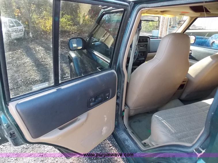 image for item J2699 1999 Jeep Cherokee Sport SUV