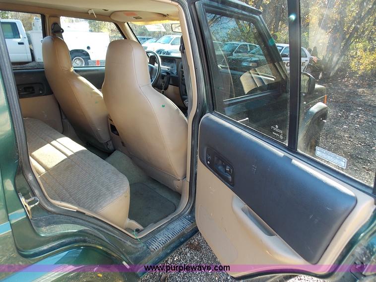 image for item J2699 1999 Jeep Cherokee Sport SUV