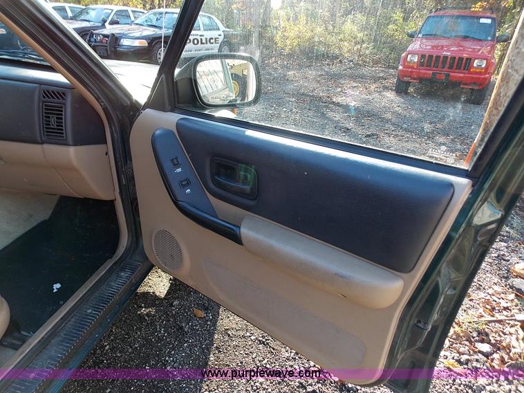 image for item J2699 1999 Jeep Cherokee Sport SUV