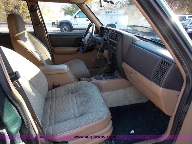 image for item J2699 1999 Jeep Cherokee Sport SUV