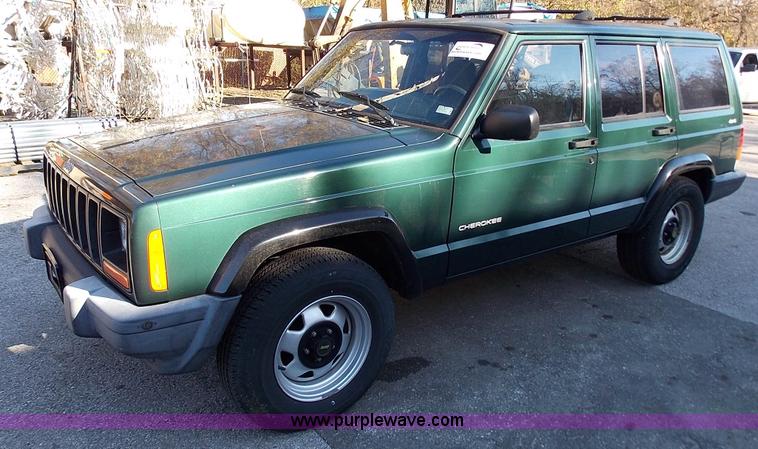 image for item J2700 1999 Jeep Cherokee SE SUV