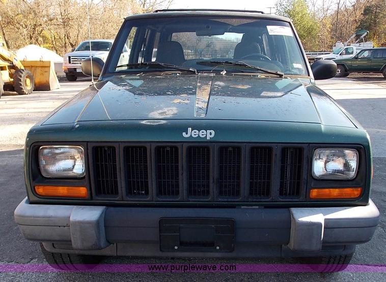 image for item J2700 1999 Jeep Cherokee SE SUV