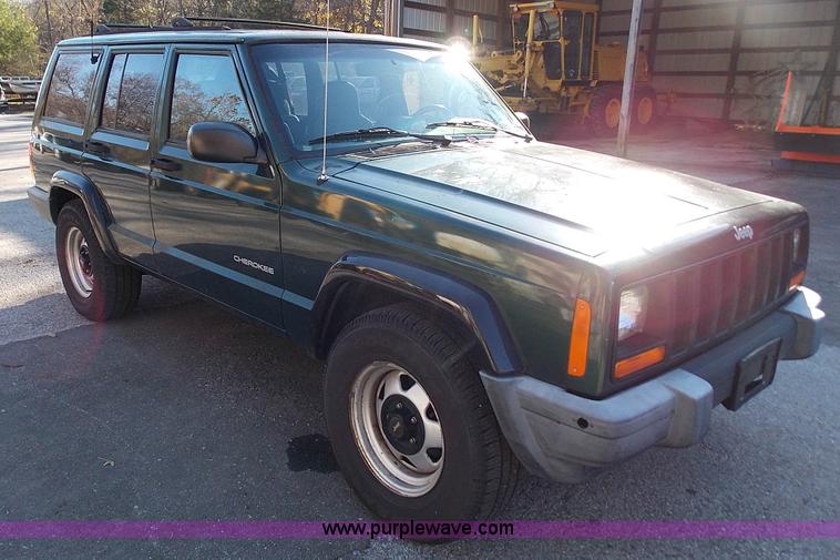 image for item J2700 1999 Jeep Cherokee SE SUV