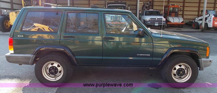 image for item J2700 1999 Jeep Cherokee SE SUV