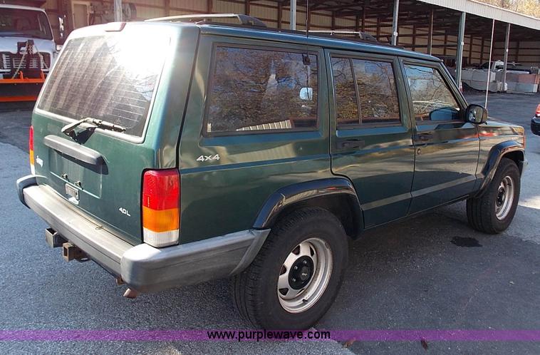 image for item J2700 1999 Jeep Cherokee SE SUV