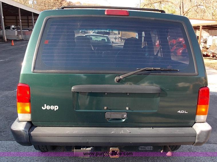 image for item J2700 1999 Jeep Cherokee SE SUV