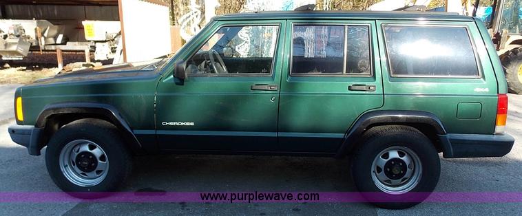 image for item J2700 1999 Jeep Cherokee SE SUV