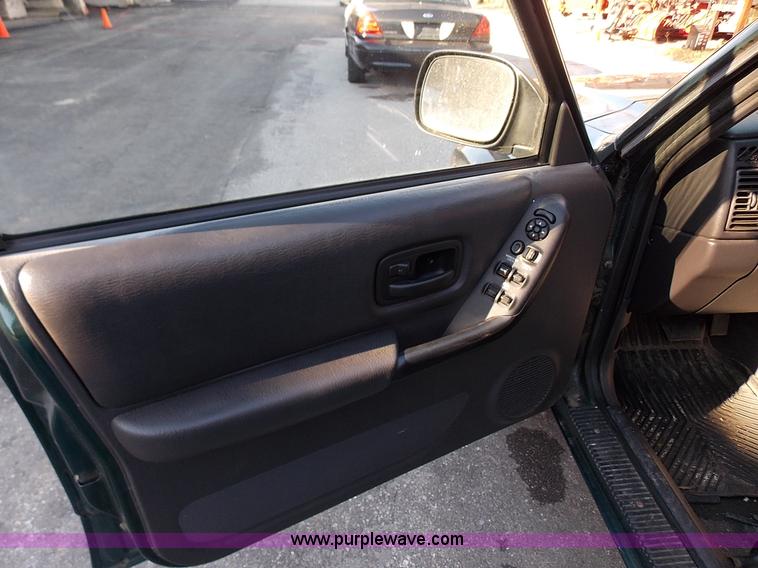 image for item J2700 1999 Jeep Cherokee SE SUV
