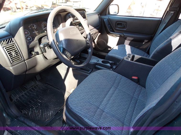 image for item J2700 1999 Jeep Cherokee SE SUV