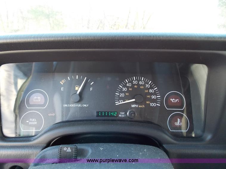 image for item J2700 1999 Jeep Cherokee SE SUV