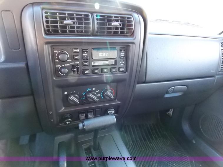 image for item J2700 1999 Jeep Cherokee SE SUV