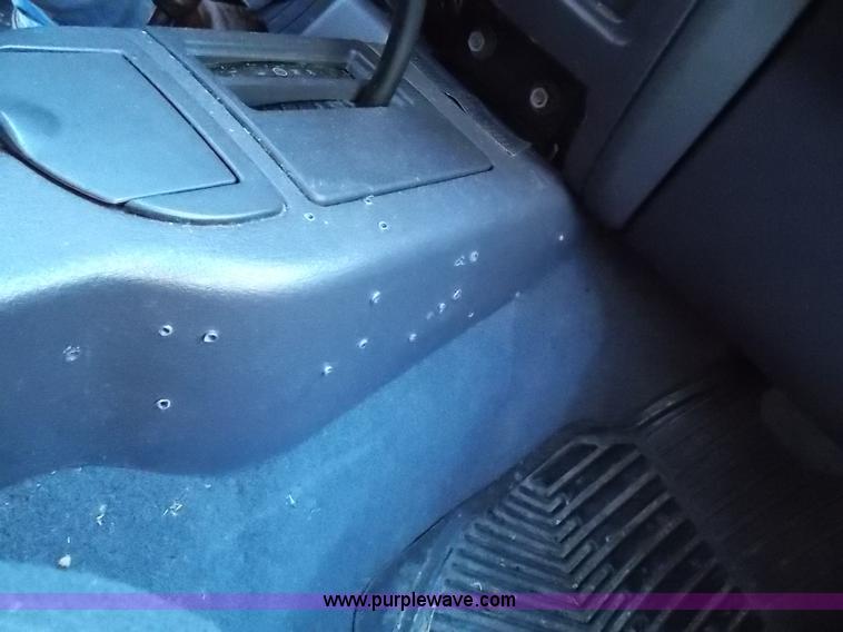 image for item J2700 1999 Jeep Cherokee SE SUV