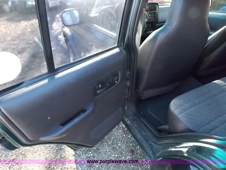 image for item J2700 1999 Jeep Cherokee SE SUV