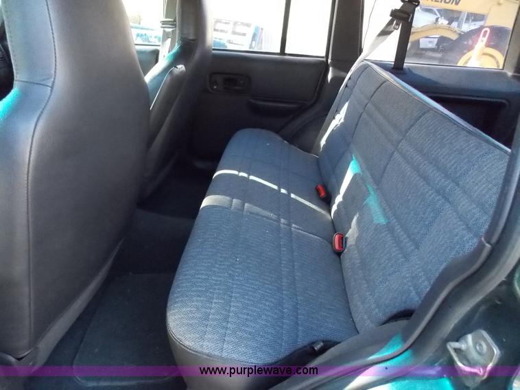 image for item J2700 1999 Jeep Cherokee SE SUV