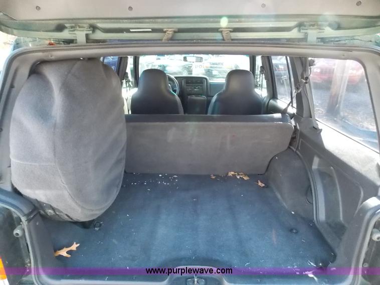 image for item J2700 1999 Jeep Cherokee SE SUV