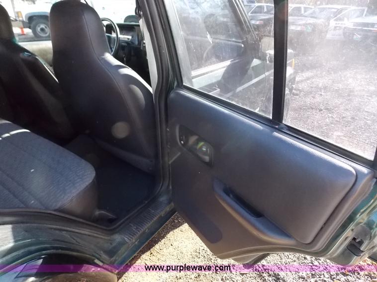 image for item J2700 1999 Jeep Cherokee SE SUV