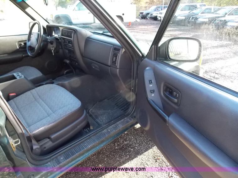 image for item J2700 1999 Jeep Cherokee SE SUV