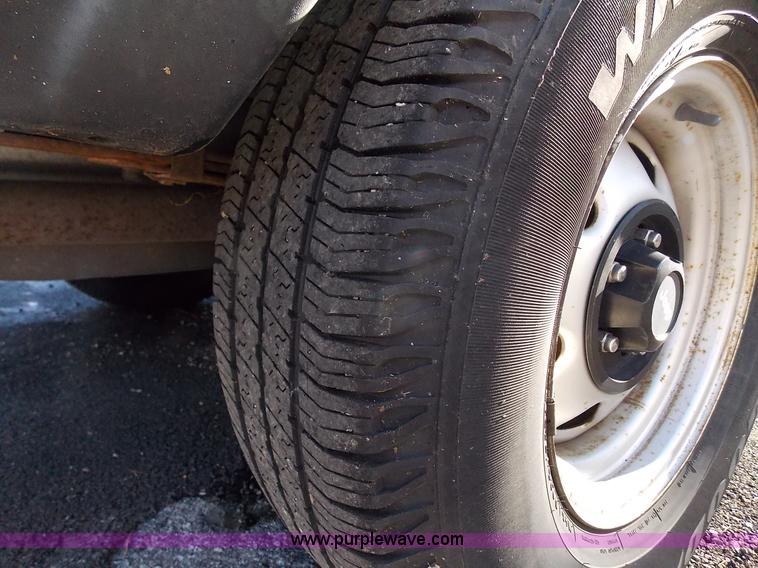 image for item J2700 1999 Jeep Cherokee SE SUV