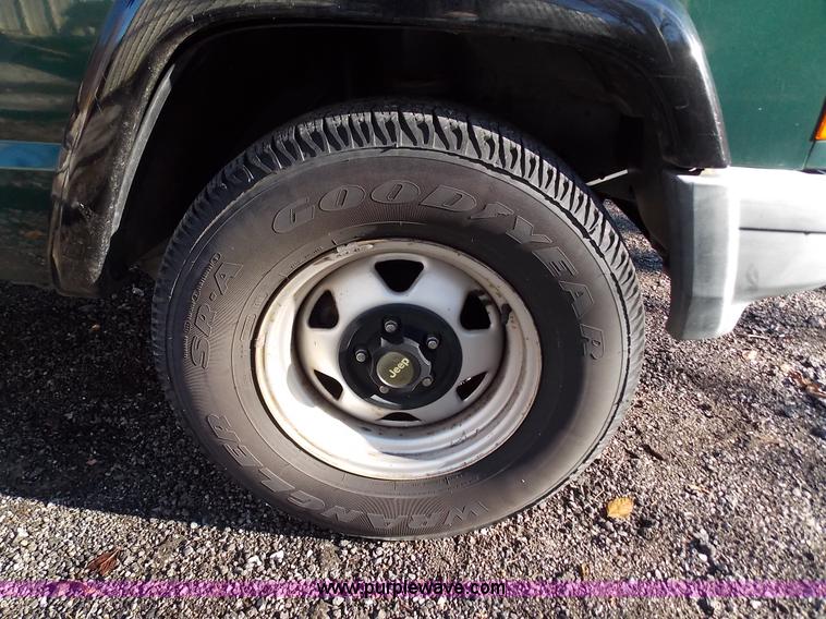 image for item J2700 1999 Jeep Cherokee SE SUV