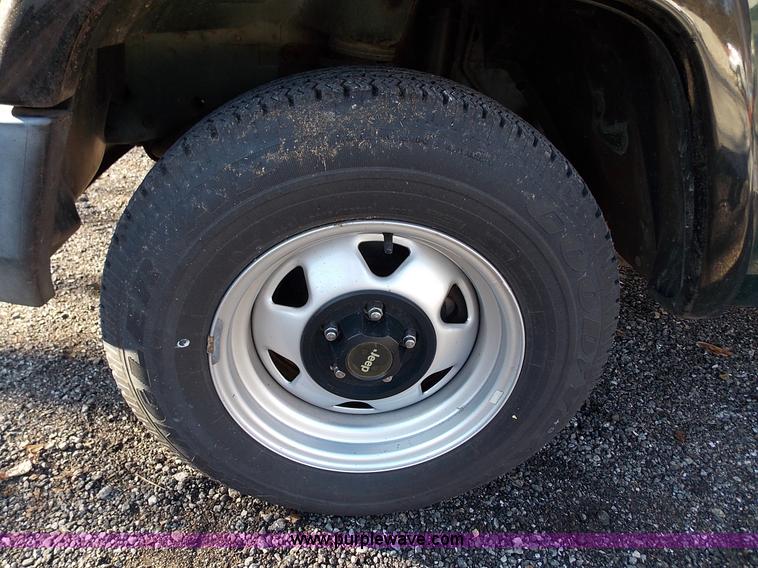 image for item J2700 1999 Jeep Cherokee SE SUV