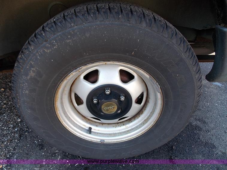 image for item J2700 1999 Jeep Cherokee SE SUV