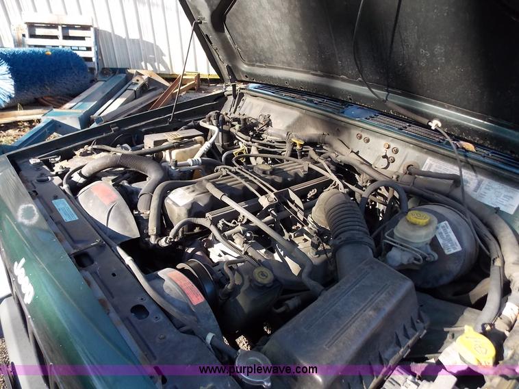 image for item J2700 1999 Jeep Cherokee SE SUV