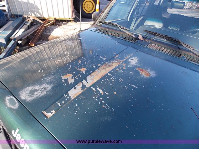 image for item J2700 1999 Jeep Cherokee SE SUV