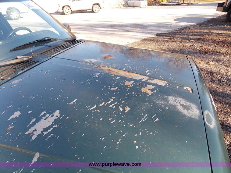 image for item J2700 1999 Jeep Cherokee SE SUV