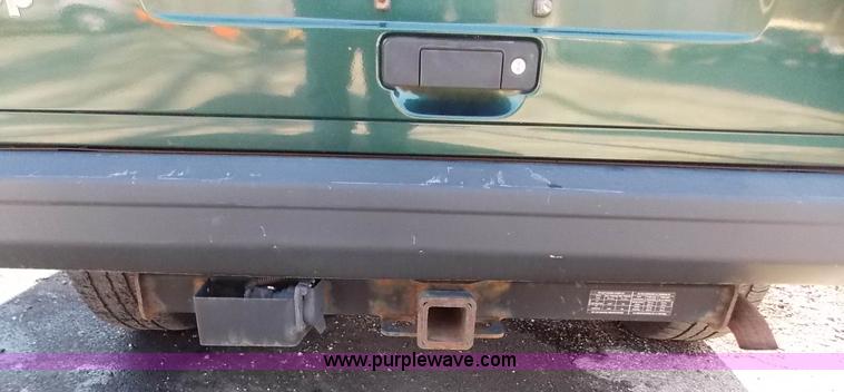 image for item J2700 1999 Jeep Cherokee SE SUV