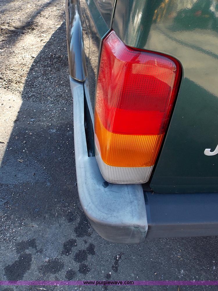 image for item J2700 1999 Jeep Cherokee SE SUV