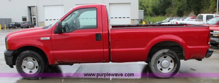 image for item J3510 2006 Ford F250 Super Duty XL pickup truck