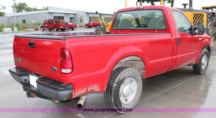 image for item J3510 2006 Ford F250 Super Duty XL pickup truck