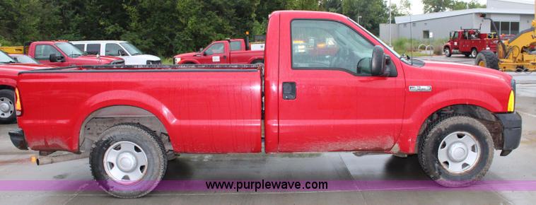 image for item J3510 2006 Ford F250 Super Duty XL pickup truck