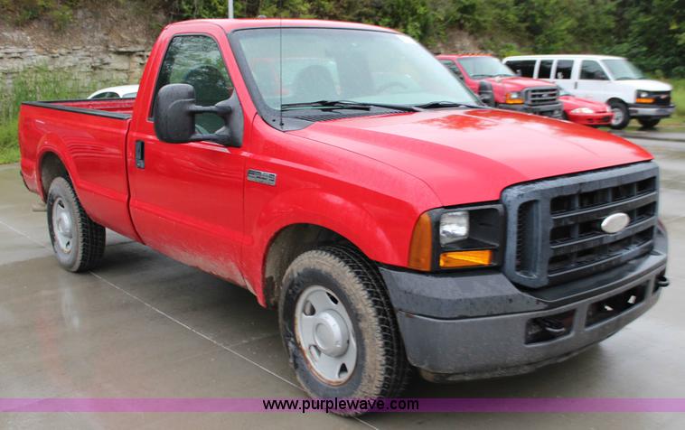 image for item J3510 2006 Ford F250 Super Duty XL pickup truck