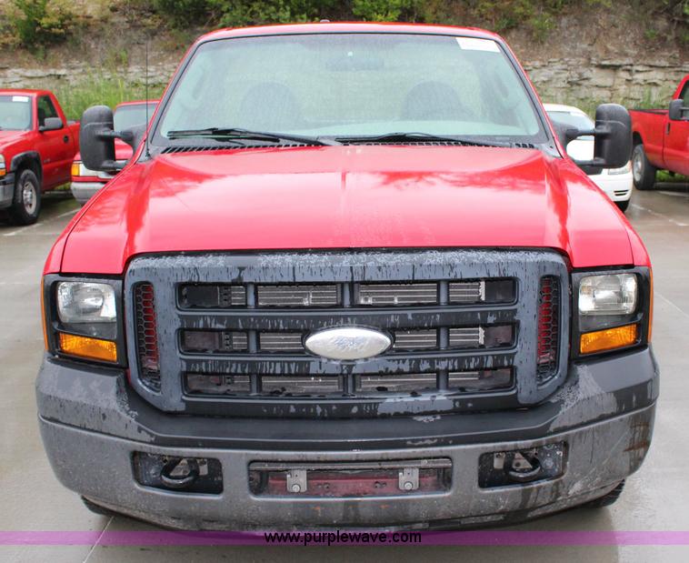 image for item J3510 2006 Ford F250 Super Duty XL pickup truck