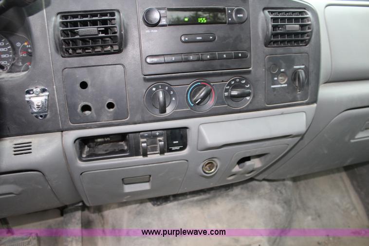 image for item J3510 2006 Ford F250 Super Duty XL pickup truck