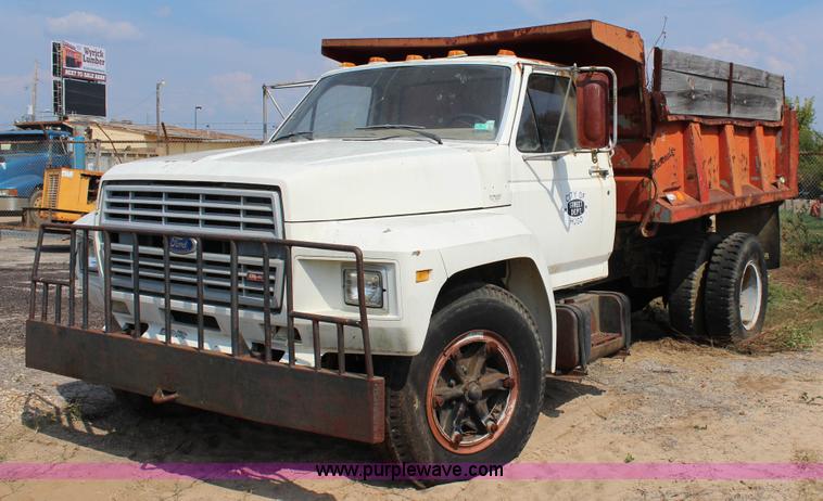 image for item J4347 1986 Ford F700 dump truck