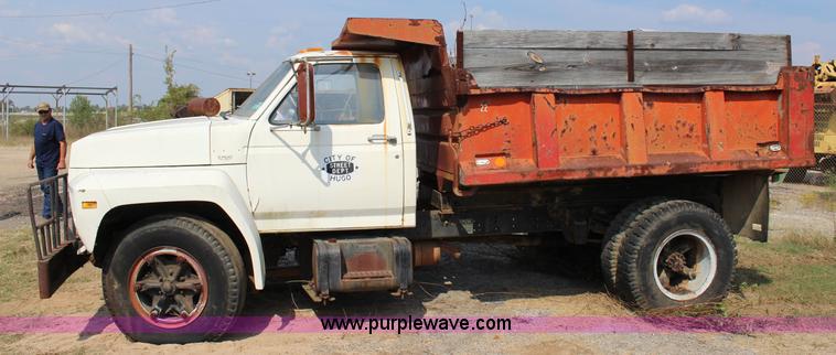 image for item J4347 1986 Ford F700 dump truck