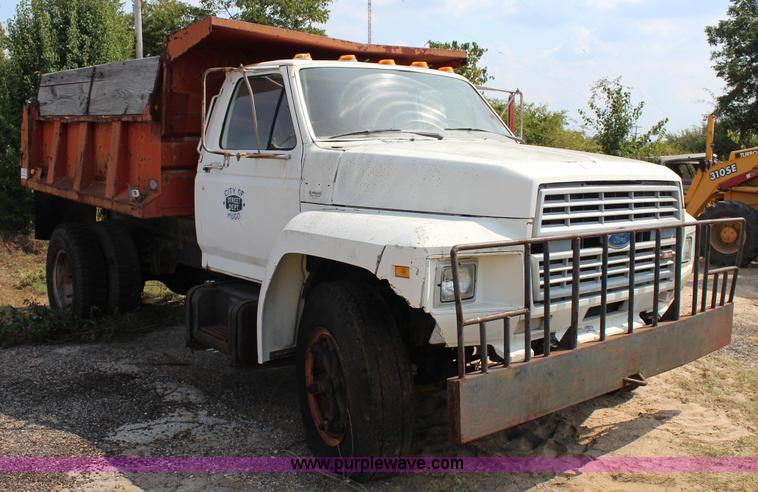 image for item J4347 1986 Ford F700 dump truck