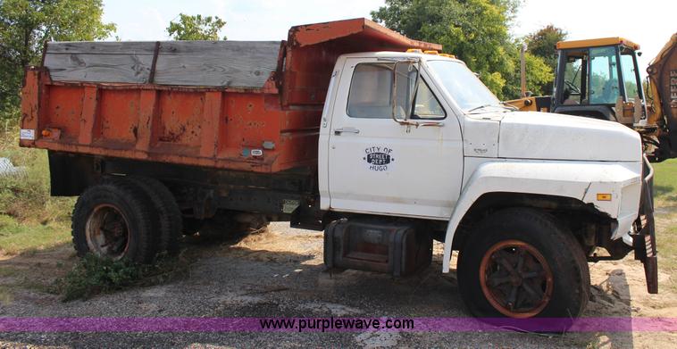 image for item J4347 1986 Ford F700 dump truck