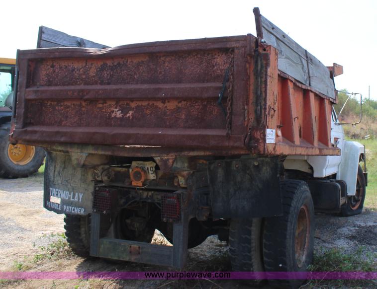 image for item J4347 1986 Ford F700 dump truck