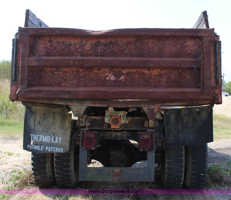 image for item J4347 1986 Ford F700 dump truck